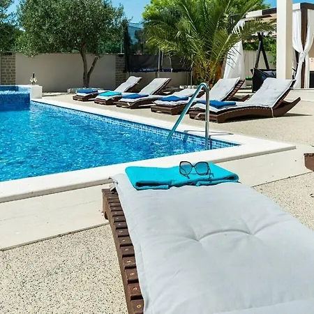 In With Swimming Pool Villa *