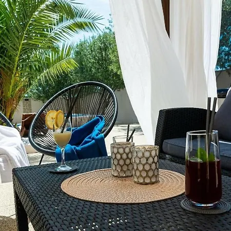 In With Swimming Pool Villa *
