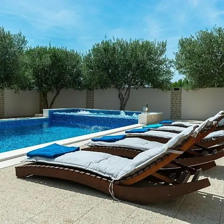 In With Swimming Pool Vila *